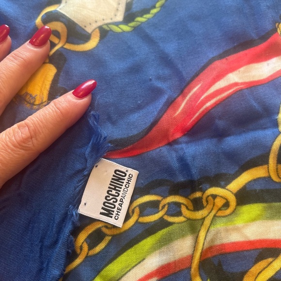 Extra large Moschino scarf 50x50 square brilliant light summer scarf - Picture 3 of 3